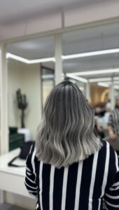 اجرای بالیاژ دودی سیلور در شیراز با تناژ سرد، فید نرم و ریشه اسموکی؛ رنگی مدرن، لوکس و ماندگار.