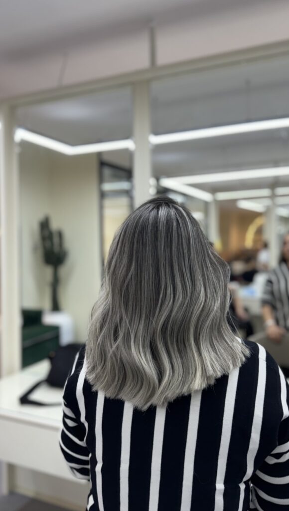 اجرای بالیاژ دودی سیلور در شیراز با تناژ سرد، فید نرم و ریشه اسموکی؛ رنگی مدرن، لوکس و ماندگار.