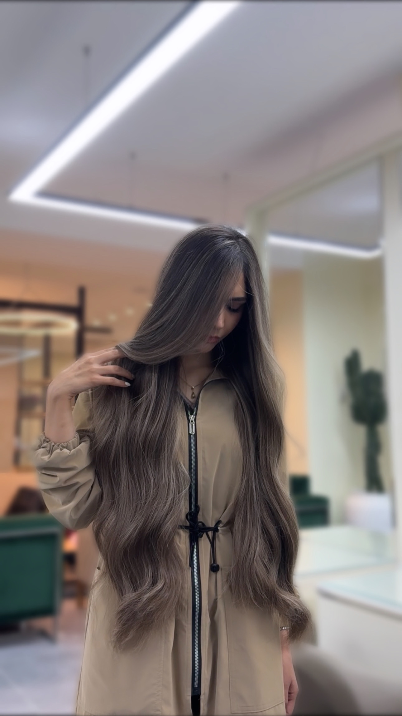 بالیاژ متوسط بژ دودی روی موی طبیعی با گرادیان رنگی نرم و براق