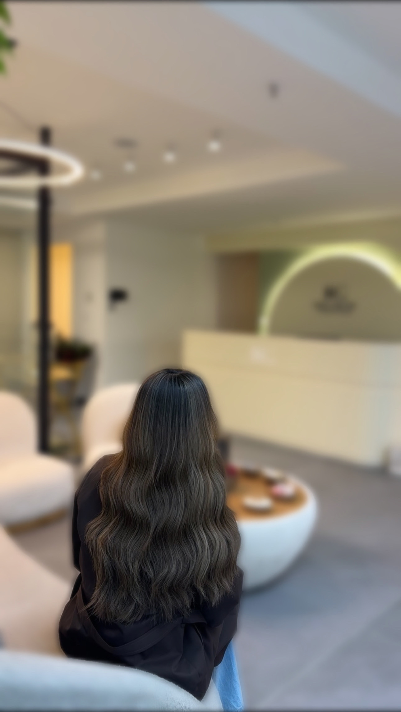 بالیاژ متوسط روشن سرد با ترکیب طبیعی رنگ و جلوه‌ای نرم و درخشان