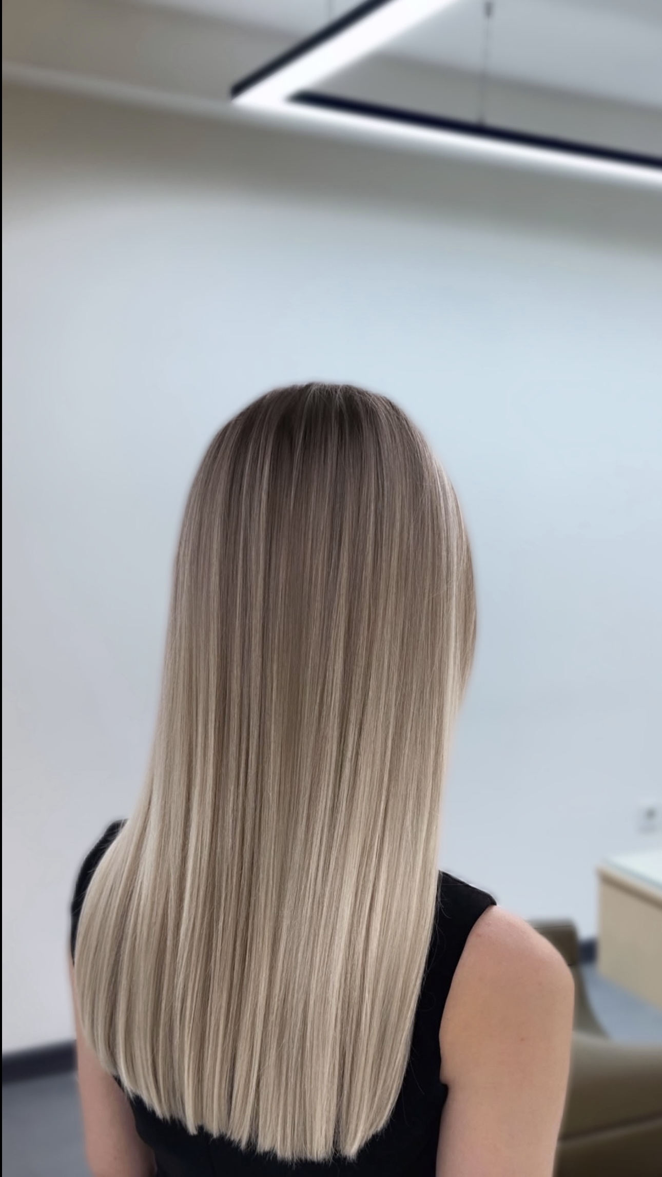 بالیاژ بدون دکلره روی موی طبیعی با تناژ قهوه‌ای گرم و روشنایی ملایم.